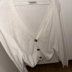 Stickad kofta - Jättemysig stickad kofta från monki. Strl L/XL, lite oversize just i armarna annars en kortare modell. Knappt använd! Sitter fint