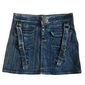 D&G jeanskjol - 100% fake men fof gullig :] Sitter som en M, bakfickorna är inte riktiga bakfickor!!>:(