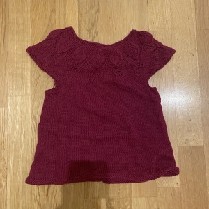 Stickad top - Säljer denna vinröda jättegulliga stickade toppen. Perfket nu till hösten. Den är väldigt stretchig. För fler bilder/frågor kom privat🩷