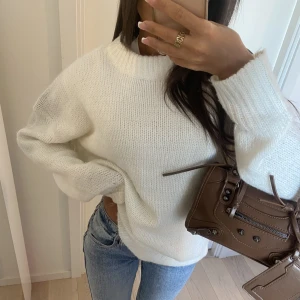 Vit stickad tröja  - Jätte fin vit/beige varm och fluffig tröja som sitter lite oversized ❤️