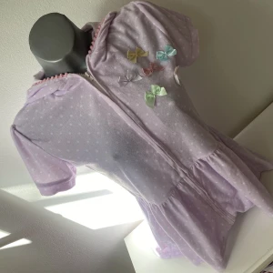 Cardigan  - Söt vintage zip up topp med rosetter, passar xs,s och m 🫶🏻