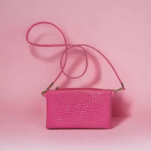 Liten rosa handväska, festväska - Y2K 2000's fairy - Söt liten rosa axelremsväska. Väskan mäter 21 cm i bredd. Använd gärna köp-knappen 💖💖💖