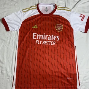 Finns flera fotbollströjor - Inte använda! 200kr st snabbaffär!!!!! Hör av er, många tröjor inne samt alla storlekar 