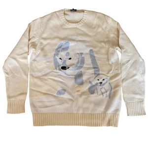 Stickadtröja Från SNS - Stickadtröja från Sneakersnstuff. Tröjan är i bra skick utan fläckar eller skador. Känn dig fri att fråga om du undrar något! 