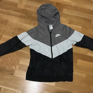 Nike Vindjacka Storlek 158-170 Orginal pris 750 kr - Säljer min Nike jacka, den är använd men är riktigt bra jacka växte ur den men de ända är att den är lite knoppig i armarna och där nere vid midjan men annars är den bra skick. 