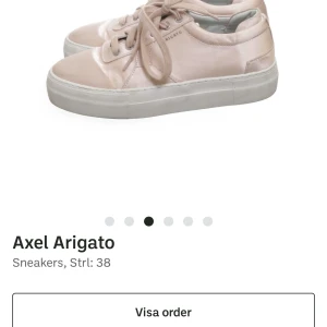 AXEL ARIGATO SKOR - säljer dessa fina axel arigato skorna i ljusrosa då dom blivit för små, strl 38💕