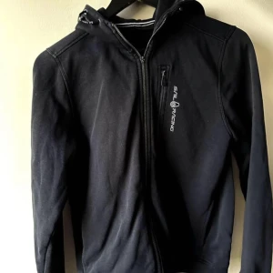 Sailracing kofta  - Säljer min Sailracing kofta eftersom jag inte använder den längre den är i bra skick förutom att dragkedja måste fixas därför säljer jag den för ett bra pris . storlek storlek 170