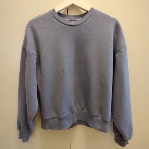 Tröja - En mysig tröja i storlek xs från Gina Tricot. Inga tecken på att den har använts och säljs för att den blivigt för liten. 