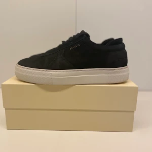 Arigato skor - Hjälper min lillebror att sälja sina arigato skor. Använda max 5 gånger. Väldigt bra skick.  ❌tryck inte på köp direkt❌