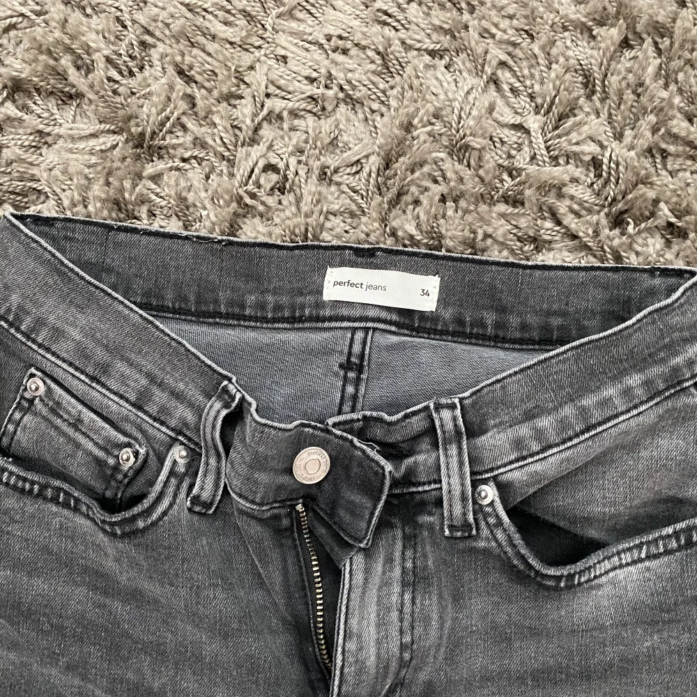 Ett par helt oanvända low waist jeans (utsvängda) från Gina, säljer pga av för små för mig. Jeans & Byxor.