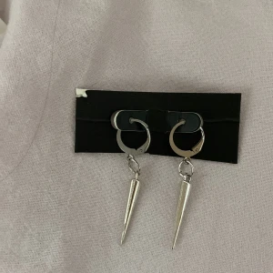 Sthlm stil örhängen! - Säljer dem här jätte fina sthlmstil örhängena köpte utomlands! Vi kan diskutera priset 💕