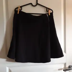 Kort söt svart kjol från H&M  Fint skick använd få ggr Mjukt tyg med dragkedja i sidan
