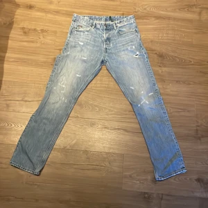 G-star jeans  - Storlek: midja 32 längd 32  Passform: Straight Knappt använt de och nu passar de inte längre. 
