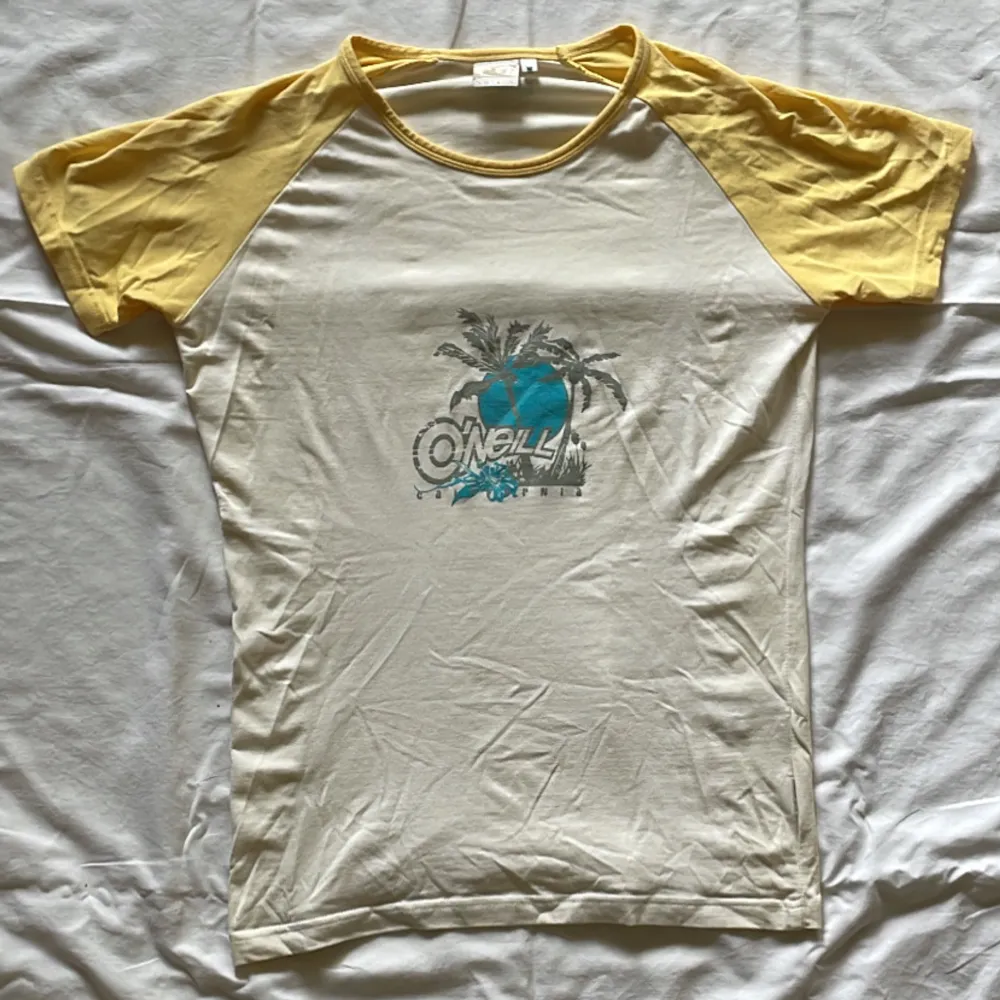 T-shirt med tryck från O’neill. Varan är aldrig använd och är i perfekt skick. . T-shirts.