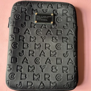Marcjacobs datorfodral - Super fint marcjacobs datorfodral som tyvärr inte kommer till använding💘💞