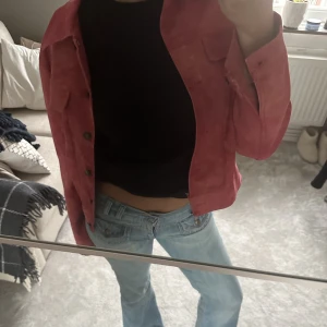 Skitcool jeansjacka  - Jättesnygg jeans jacka som tyvärr inte kommer till användning då den är lite förliten för mig. Den är färgad så det ser ut som mocka, har inget märke eller storlek men skulle gissa på S