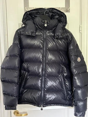 Moncler maya - Säljer denna fina navy moncler jackan i modell maya. Nästintill perfekt skick. Storleken är 2 som motsvarar S. Hör av er för mer bilder! Priset kan gå ned vid snabb affär.