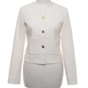 Kofta - Jättesnygg o trendig stilren kofta!🤍🤍Säljer på grund av att den har blivit för liten. Direkt pris 300kr. Köpt på Sellpy för 800.