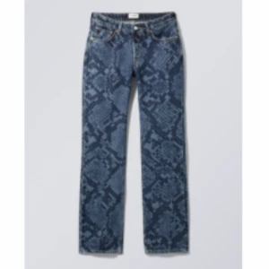 Coola jeans!! - Säljer dessa skitsnygga jeans som tyvärr är lite små på mig:) De är i nyskick och har aldrig blivit använda med prislapp kvar!! Nypris 690!! (Andra bilden är lånad)