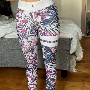 Tränings tights  - Jag säljer mina sköna o fina stronges thights som tyvärr inte kommer till användning längre🙃