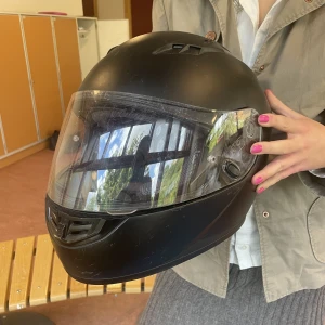 Moppe hjälm, använd, men i gott skick!  - En moppe hjälm i färg svart köpt 2020 och användes en del i ett år. 