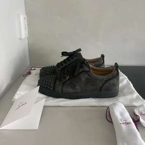 Christian Louboutin skor - Tjena, säljer ett par riktigt schyssta Christian Louboutin Louis Junior Spikes då jag vill köpa något nytt. Skick 8,5/10 använda sparsamt, extra spikar, 2 dustbags, extra skosnören samt äkthetsbevis. Nypris runt 8000kr. Storlek 40 sitter som 41-42