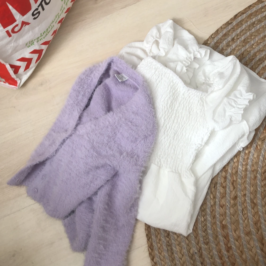 Söt klänning med en lila kofta