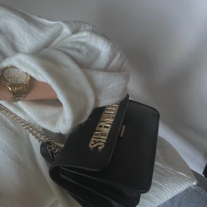 Steve Madden väska - Väska med gulddetaljer. Som ny från Zalando. Kedjan går att bära lång eller som axelremsväska. Nypris 1025kr