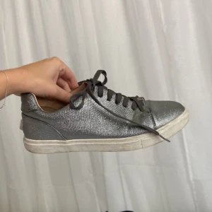 Silvriga sneakers - Fina sneakers i storlek 40🤍 180kr + frakt 🌸
