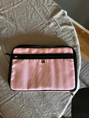 Victoria’s secret laptopfodral - Laptopfodral från Victoria’s secret. Passar 15 tum, flertal fack på insidan för förvaring. Nypris 550kr och knappt använd. Mått L:37 cm B: 25 cm