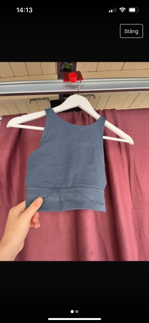 Lululemom topp  - Märke: Lululemon  Second hand köp: nej Färg/info om plagget: använd 1 gång  Ursprungligt pris: 450kr Mitt pris: 300kr Leverans: spårbar frakt med PostNord för 62kr eller upphämtning i Stockholm C/Södermalm