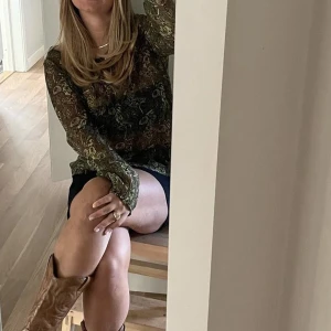 Blus - Super bra skick, köpt second hand. Grön/svart mönster, mesh material.