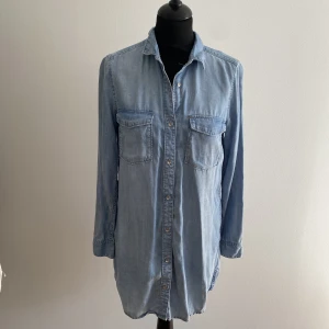 Denim skjorta  - Oversize denim skjorta från HM i Strl 38. Använd fåtal gånger och är helt utan anmärkning 