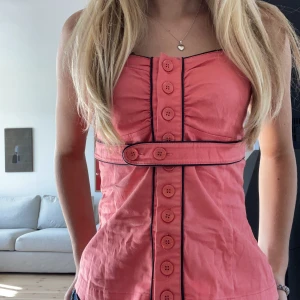 Söt topp med knappar - Bandeau topp i korall