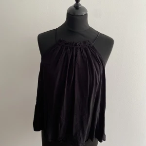 Svart blus - Svart blus i Strl xs från veromoda.   Snörning i nacken men kragen går ej att justera. Använd fåtal gånger o är i nyskick  