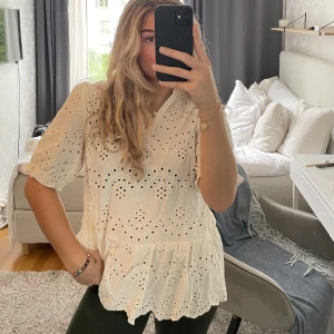 Blus  - Söt blus! Sparsamt använd 