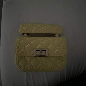Supergullig Valentino inspirerad väska i gul. Bra hållbarhet.🥰