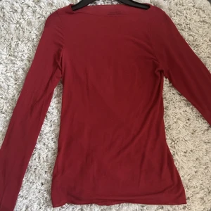 Röd intimissimi tröja - Säljer jätte fin röd intimissimi tröja, ordinarie pris 449 men säljer för 250. Skriv för fler bilder”lånad bild”