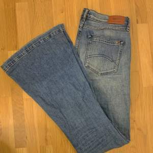 Säljer dessa lågmidjade bootcut jeans då dem inte kmr till änvändning💕inga defekter 