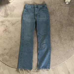 Ett par jeans ifrån Zara som tyvärr är för korta för mig (därför ingen bild). Är mid waist och i mycket bra skick!!🫶🏻