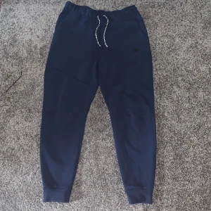 nike tech byxor - Den är ny använd ba 2-3 gånger, köpte den från amerika, pris kan diskuteras, tar emot byten också