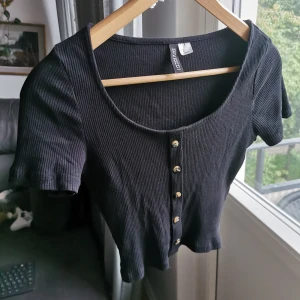 H&M croptop - Bredd 33 cm, längd 39 cm. Finns djur i hemmet så kan förekomma katthår. 
