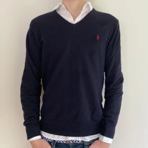 Ralph lauren tröja - Säljer nu denna stickade Ralph lauren tröja! Plagget är i toppskick och har inga defekter. Skick: 9/10 Nypris: ca 1500 Vårat pris: 499