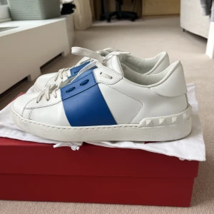 Valentino open - Säljer dessa inprincip helt nya valentino opens i en eftertraktad färg. Storlek 40 men passar större. Box och dustbag medkommer samt kvitto.