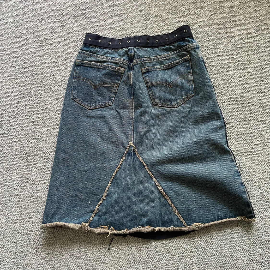 Mörk jeans kjol med detaljer - 90