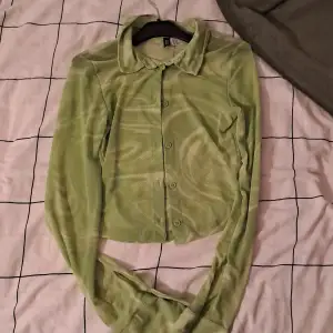 En fin grön see through skjorta från H&M. Använd uniefer 1 gång men det är inga täcken på användning. Säljer för att det inte är min stil längre💗