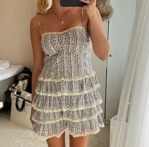 Volangklänning - Så sjuuukt fin volangklänning i toppskick😍😍 jättesnygg till hösten med en stickad tröja över (lägger ut igen pga oseriös köpare)