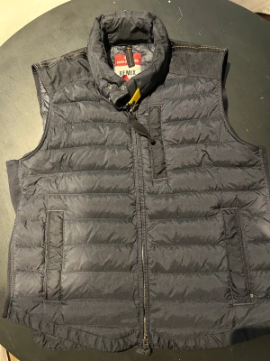 Parajumper väst - Säljer nu min parajumpers väst för 1000kr. Den är knappt använd och skicket är 10/10. Kan vara billigare vid snabbaffär.