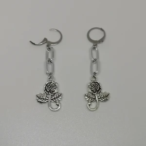 Örhängen ~ros~ - Örhängen som är gjorda/designade av mig. De är nya/oanvända. Huggies/ringar i 304 rostfritt stål. (frakt: 15 kr för frimärke) 