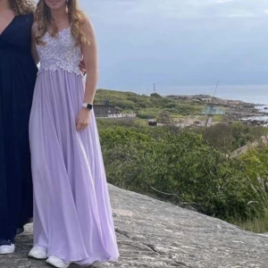 Balklänning 🌸 - Säljer nu min superfina syrenlila balklänning, mycket fint skick. 💜 Är i storlek S/M 36/38  Säljes för 700 + frakt.  Hör av dig vid frågor☺️ 